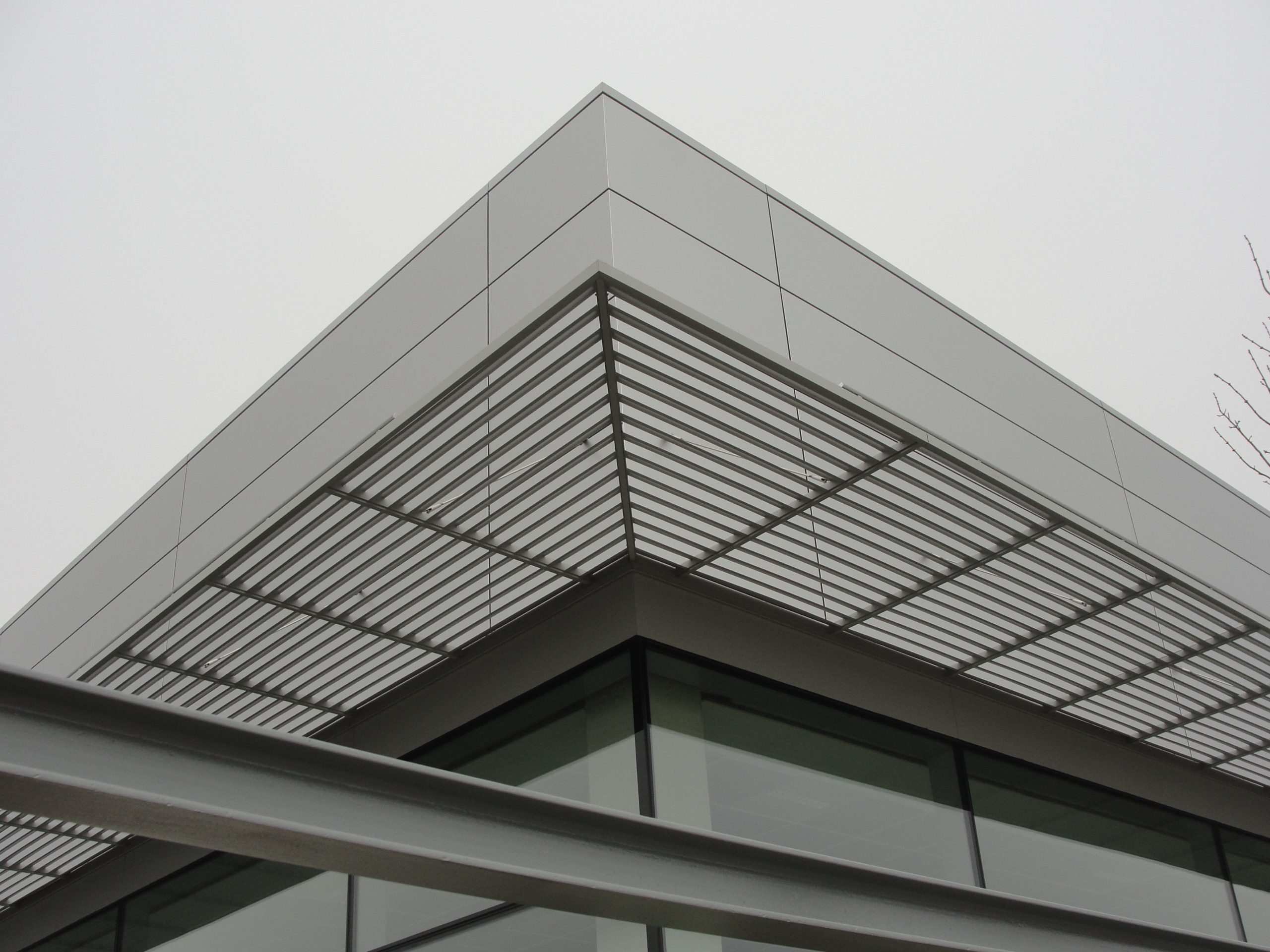 Arquitectura Industrial: Concesionario Mercedes Benz en Tudela, estructura de acero y vidrio