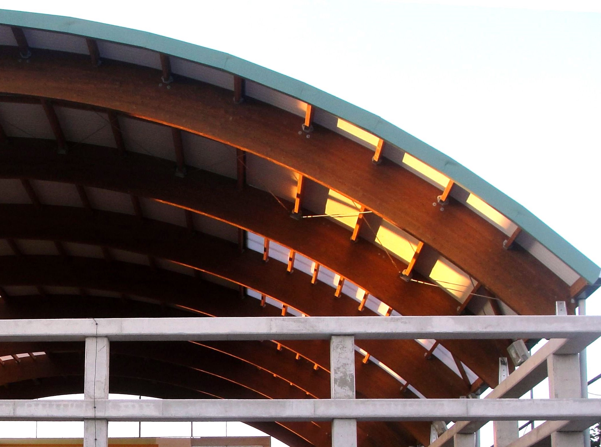 Arquitectura deportiva: Frontón cubierto de Corella, estructura de madera y hormigón visto