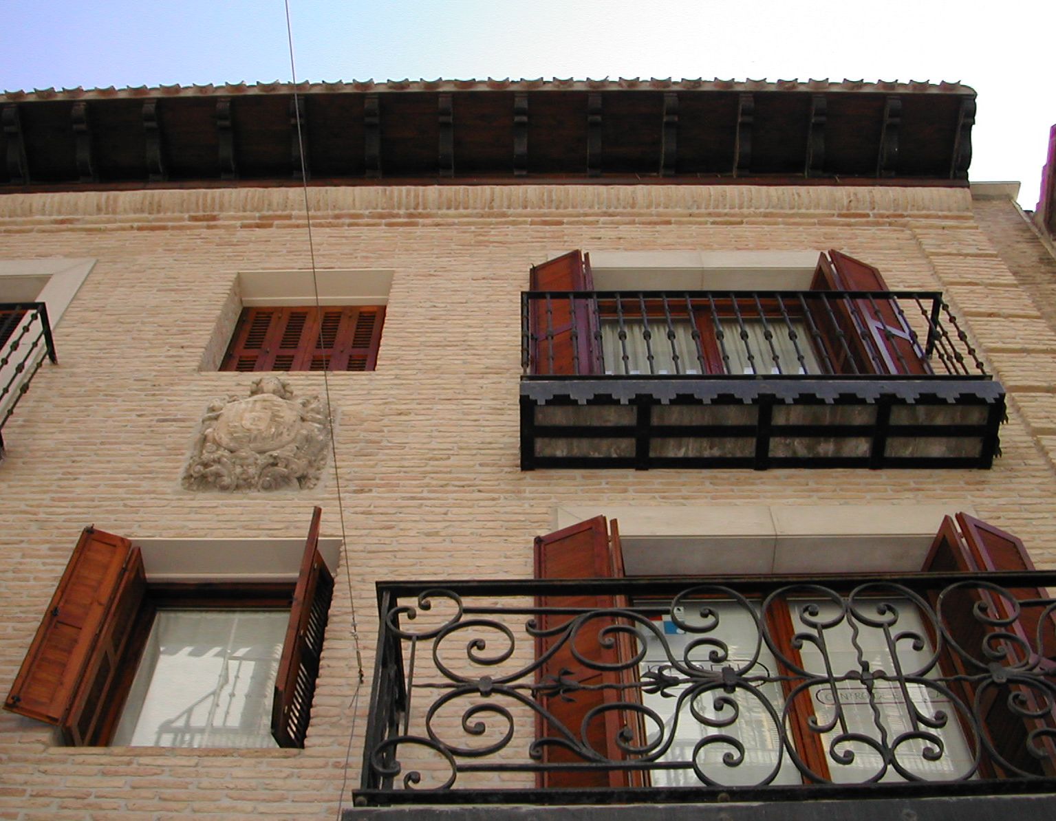 Edificio rehabilitado en casco histórico con materiales tradicionales como ladrillo y madera